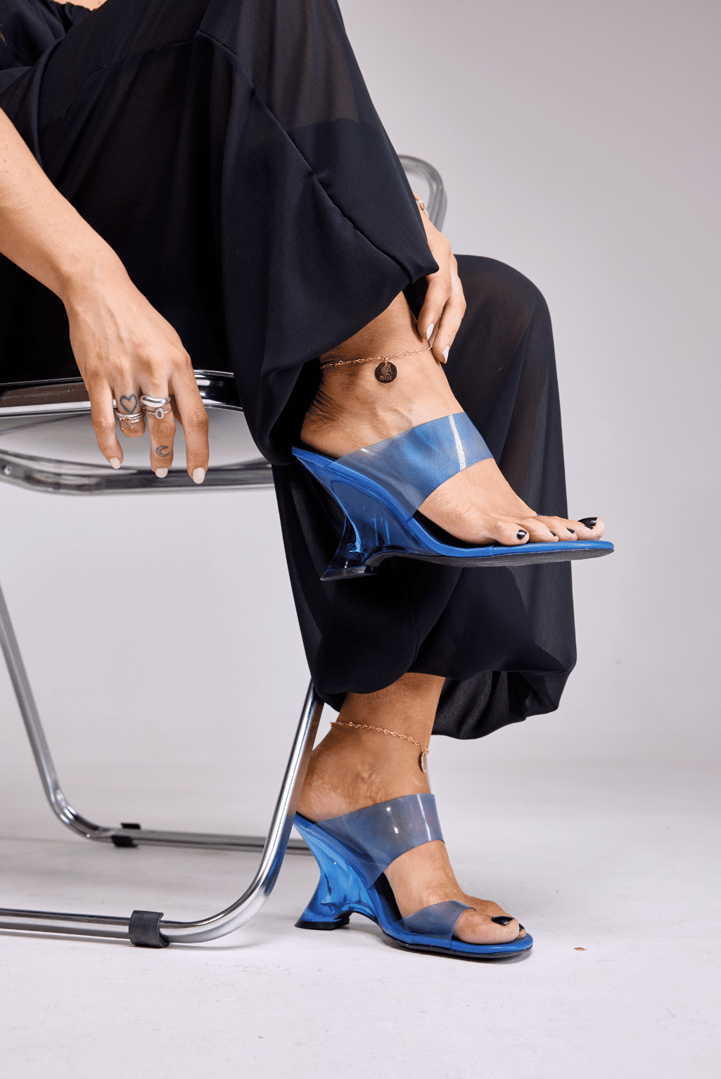 nic-tamanco-feminino-salto-acrilico-azul Tamanco Feminino Nic Azul no pé vista lateral