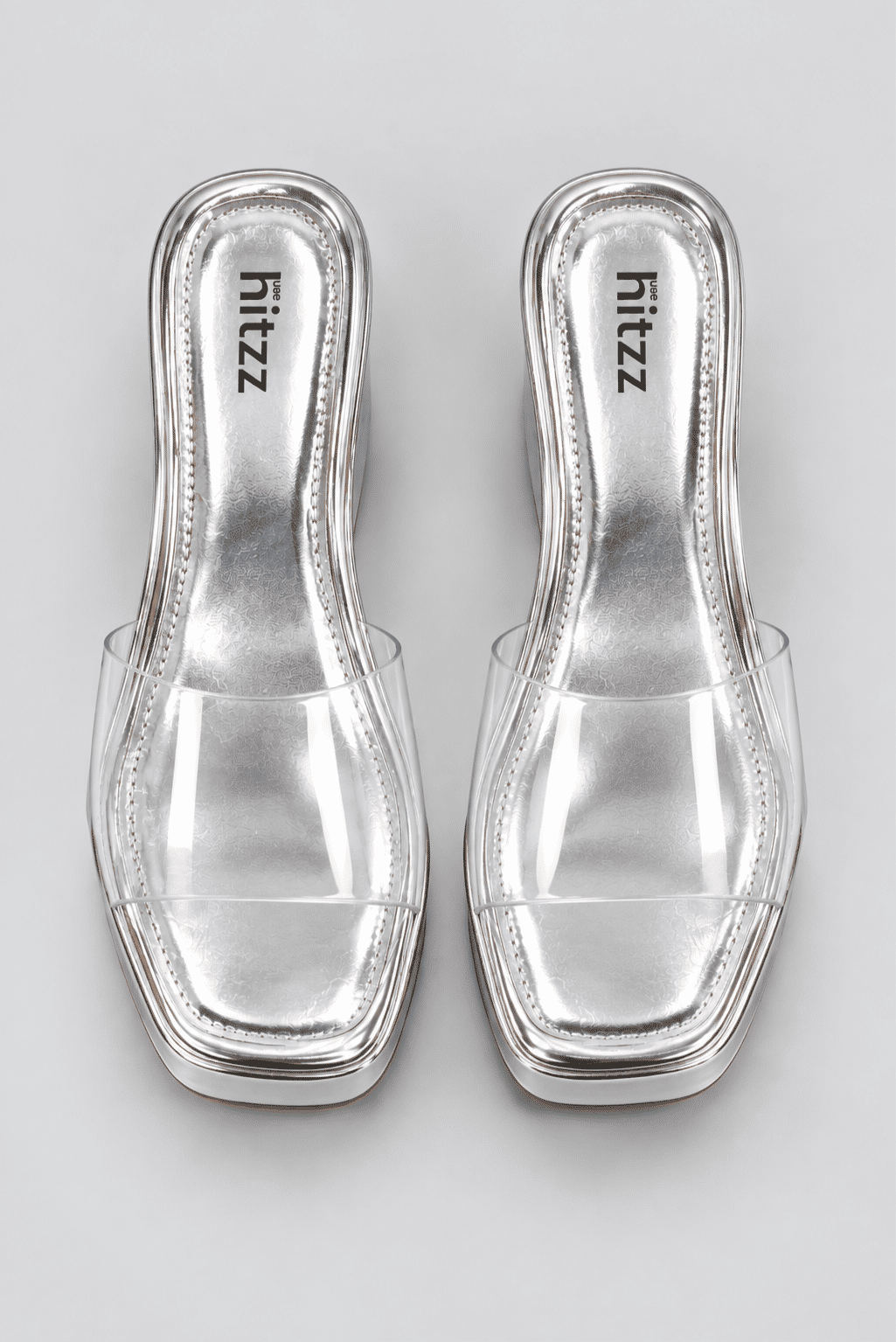 tamanco-flatform-feminino-tira-vinil-prata Par do Adele - Tamanco Flatform Feminina Tira Vinil Prata visto de cima, com tira em vinil transparente