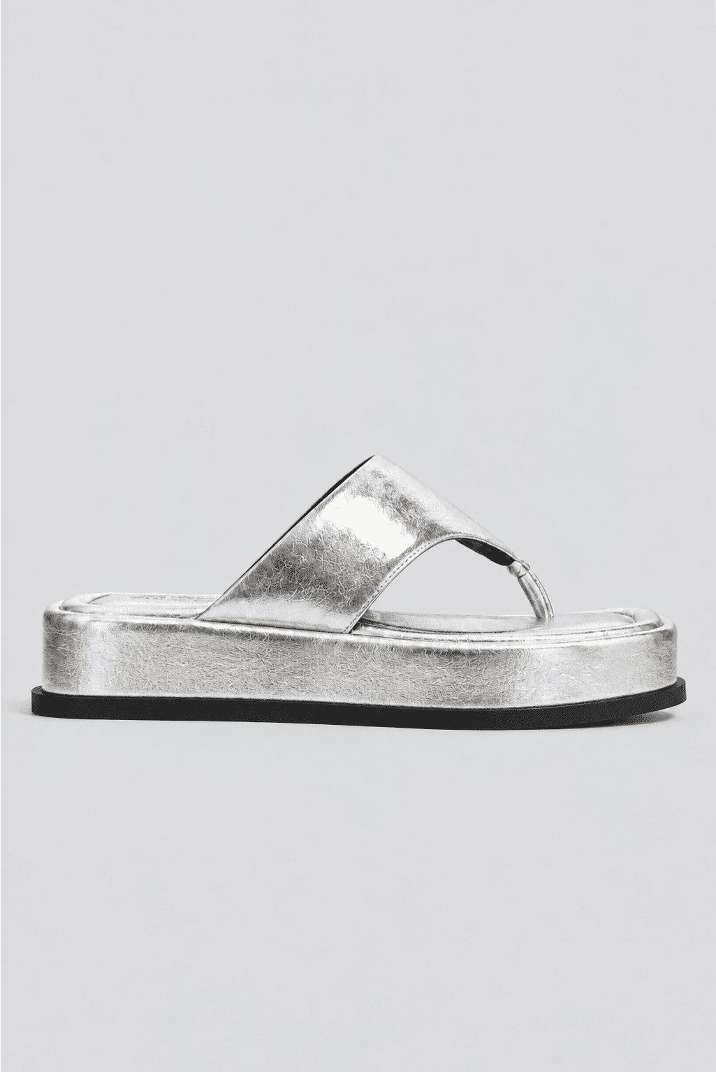 chinelo-flatform-feminino-prata-buzios Chinelo flatform feminino prata metalizado, vista lateral, solado preto em contraste, produto isolado em fundo cinza claro.