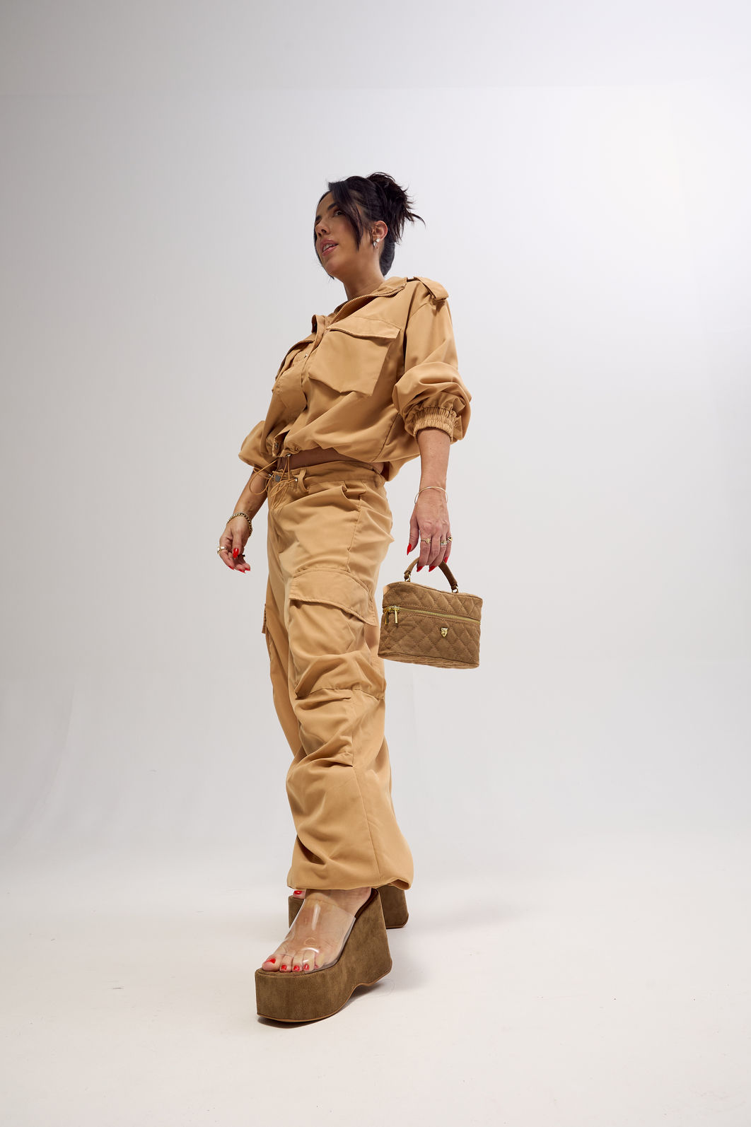 agnes-bolsa-feminina-metalasse-lateral-bege Bolsa feminina bege usada em look elegante em tons neutros