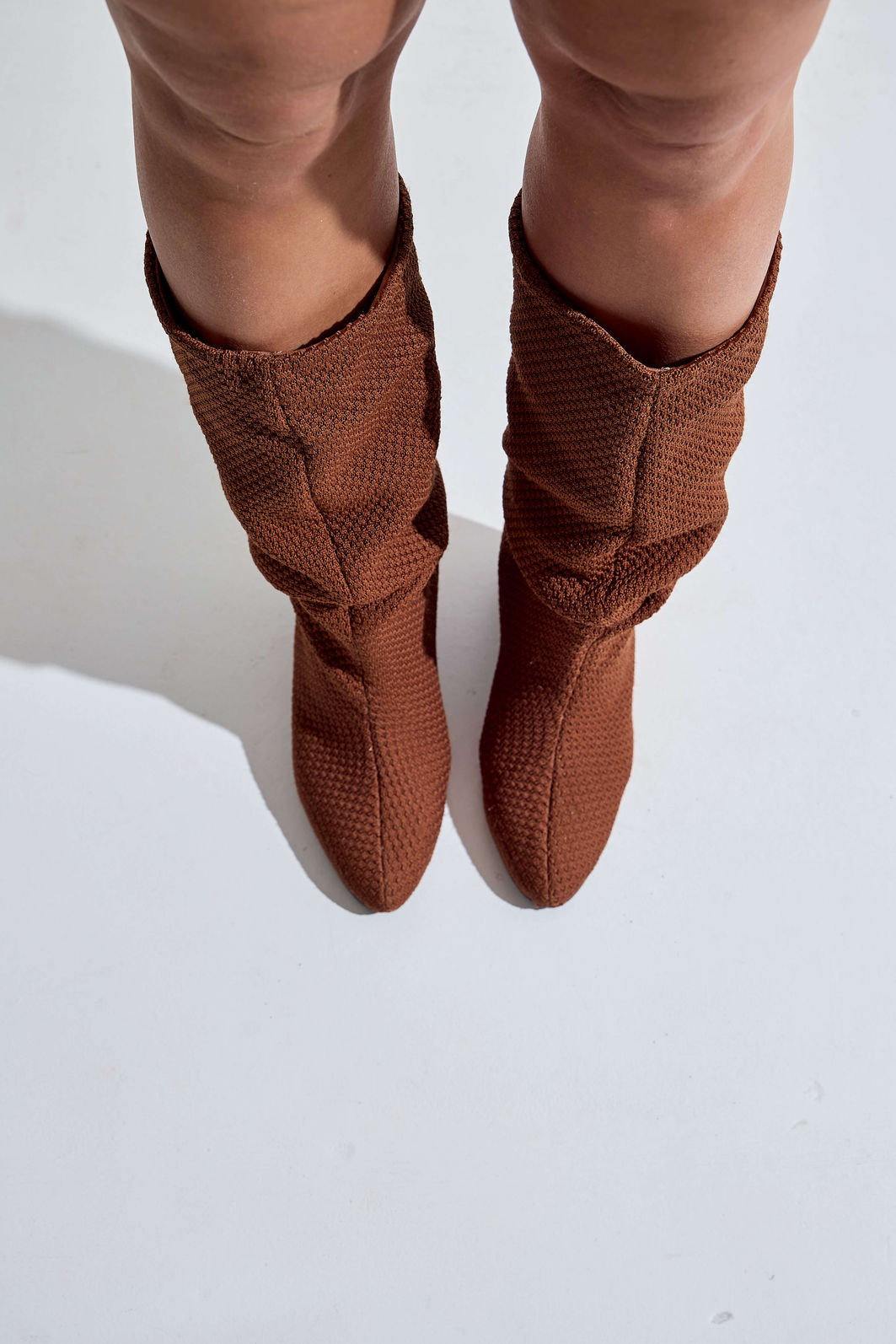 bota-feminina-croche-salto-anabela-camel-mariah Par de botas femininas crochê salto anabela camel Mariah, vista superior