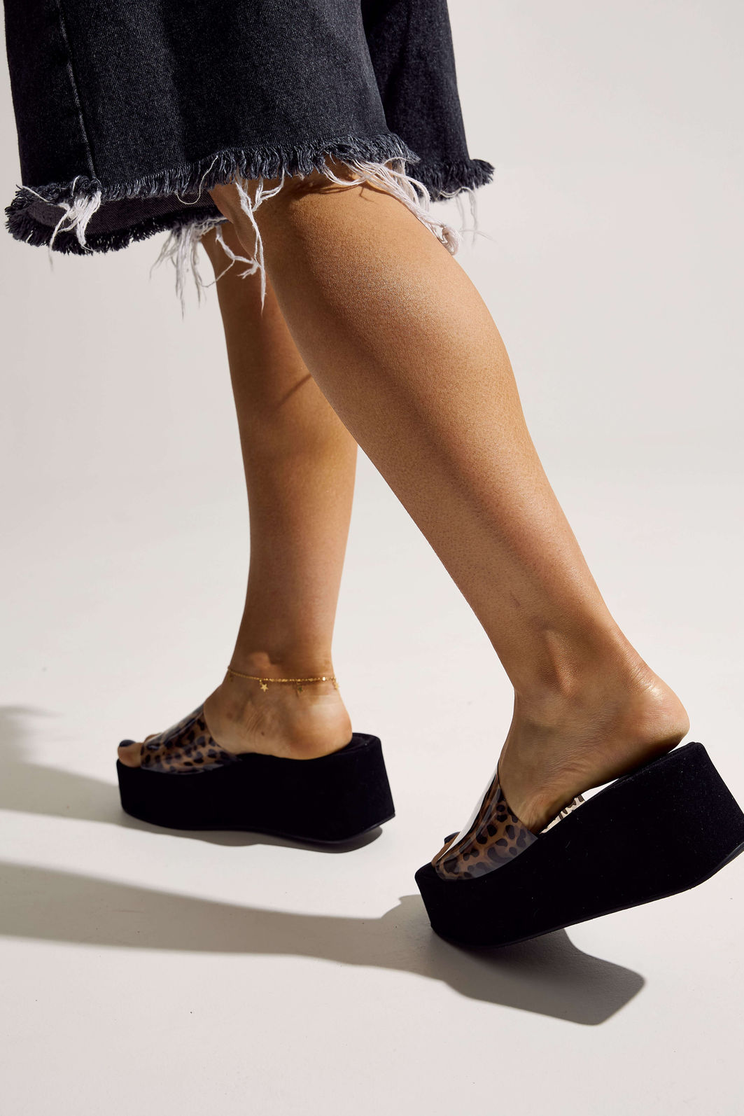 ADELE - TAMANCO FLATFORM FEMININA TIRA VINIL ANIMAL PRINT ADELE - TAMANCO FLATFORM FEMININA TIRA VINIL ANIMAL PRINT