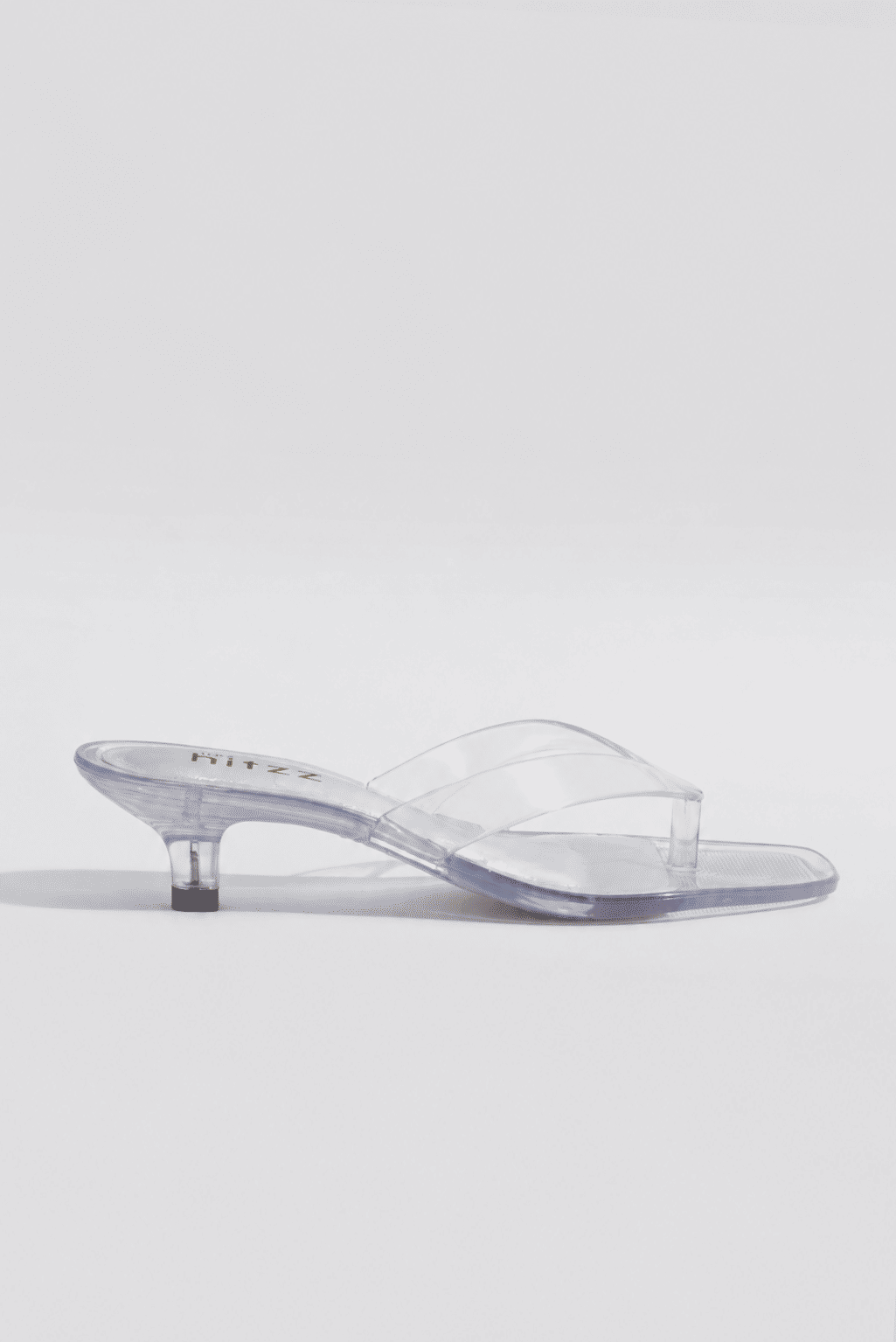 gummy-tamanco-feminino-transparente-salto-baixo Tamanco Feminino Flip Flop Gummy transparente em PVC, salto baixo fino e bico quadrado, vista lateral