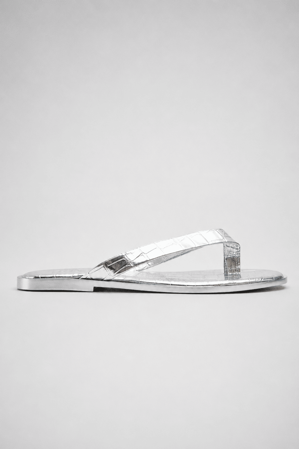 isla-flatform-feminina-croco-prata Chinelo Flat Feminino Isla Prata Croco em vista lateral com tiras finas de dedo e solado rasteiro