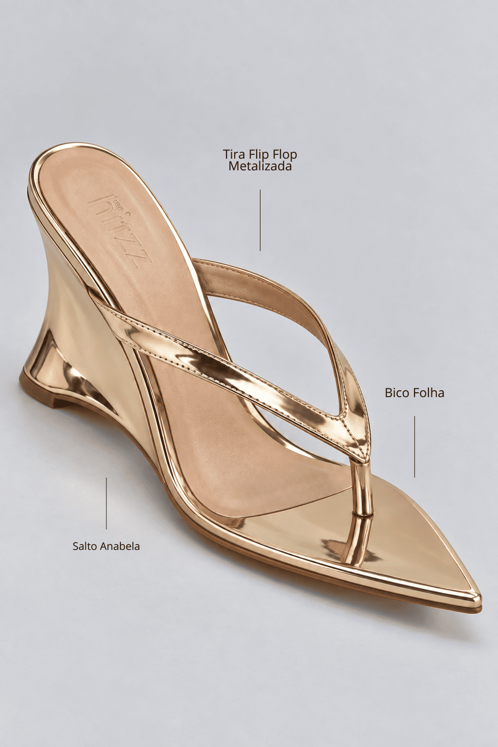 tamanco-feminino-dedo-salto-anabela-bico-folha-ouro-light-liz Infográfico do tamanco dourado destacando tira flip flop metalizada, bico folha e salto anabela.