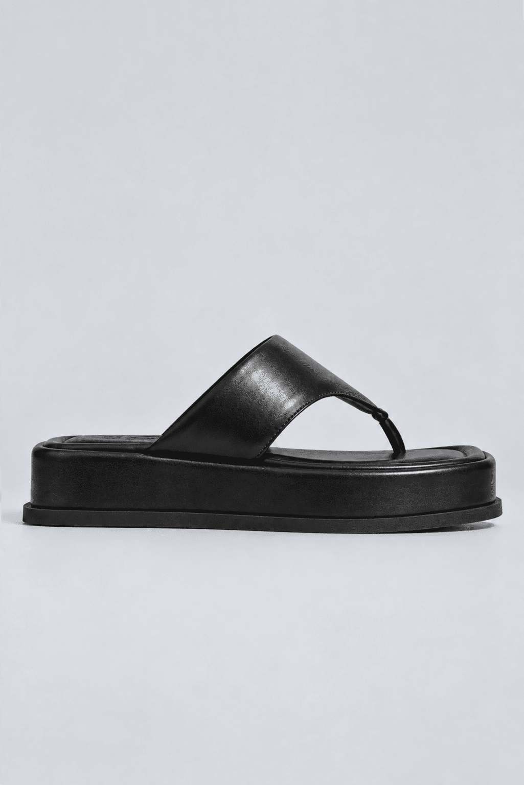 chinelo-flatform-couro-feminino-preto-buzios Chinelo flatform feminino couro preto, vista lateral, produto isolado em fundo cinza claro.