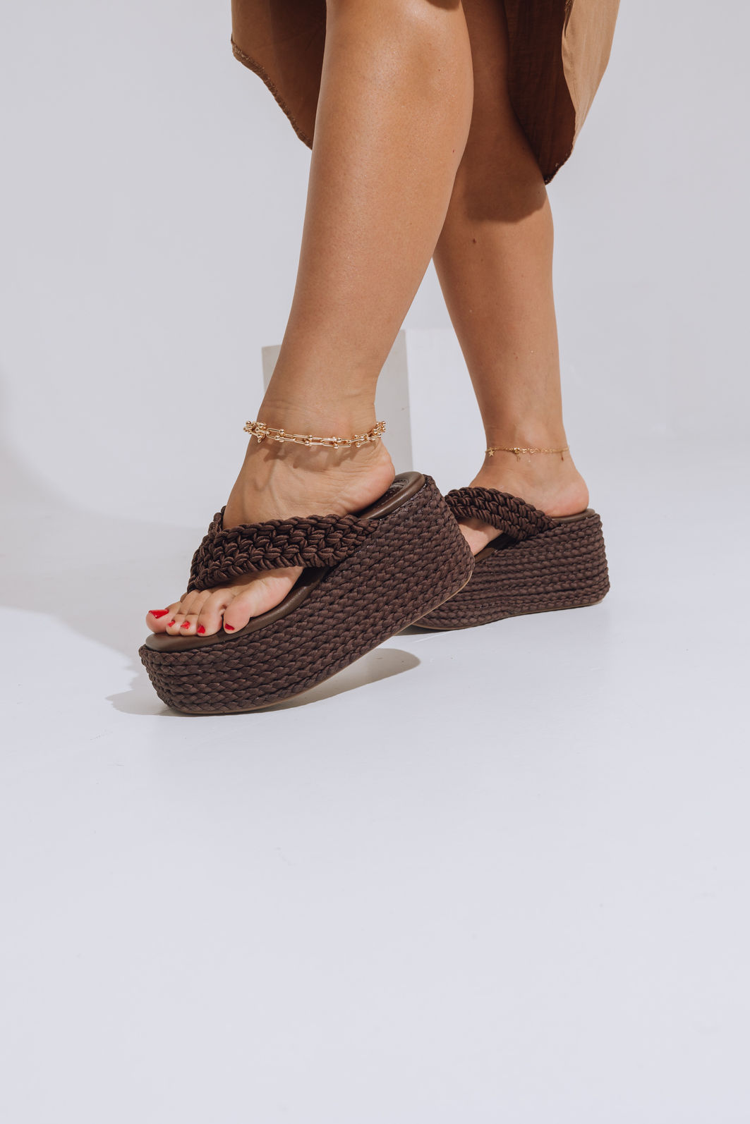 MALINI - TAMANCO FEMININO PLATAFORMA DEDO CORDA MARROM