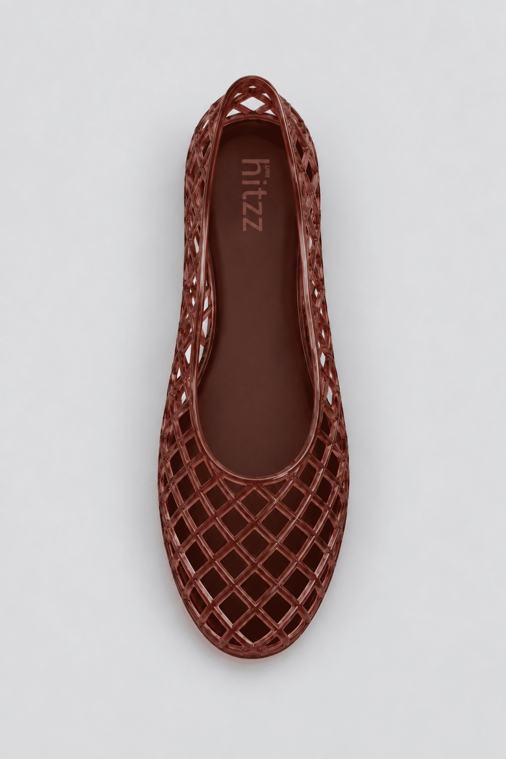 sapatilha-feminina-marrom-gummy Par da Sapatilha Feminina Marrom - Gummy visto de cima, em flat lay, com o logo "hitzz" estampado nos dois solados internos.