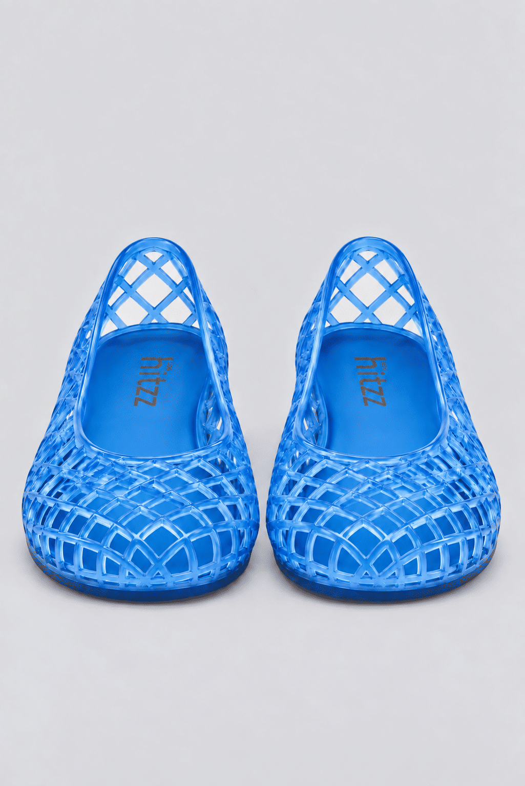 sapatilha-feminina-azul-gummy Par da Sapatilha Feminina Azul - Gummy fotografado de frente, com a marca "hitzz" visível nos dois solados internos.