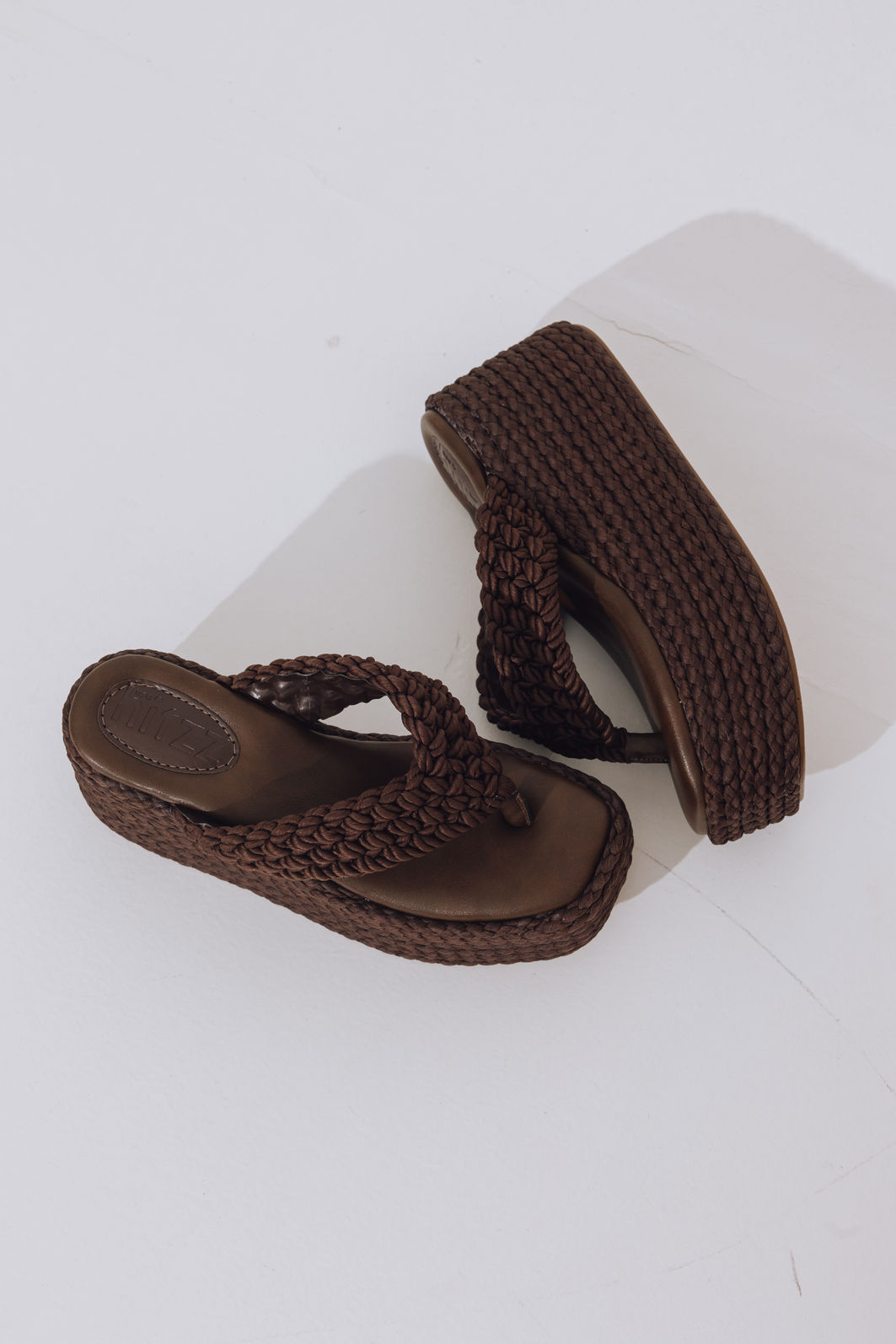 MALINI - TAMANCO FEMININO PLATAFORMA DEDO CORDA MARROM