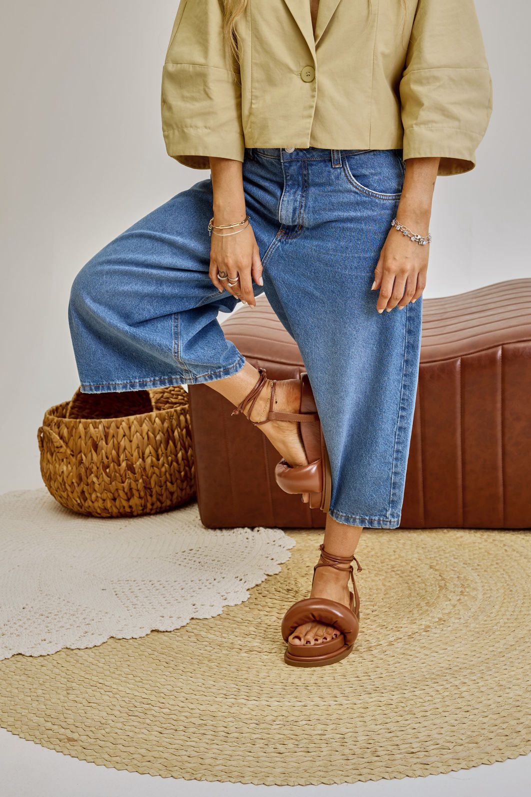 bela-sandalia-papete-feminina-camel Papete feminina Bela camel em look com jeans