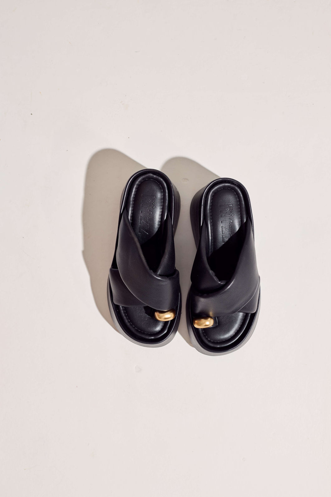 JULIA - TAMANCO FEMININO PLATAFORMA PRETO JULIA - TAMANCO FEMININO PLATAFORMA PRETO