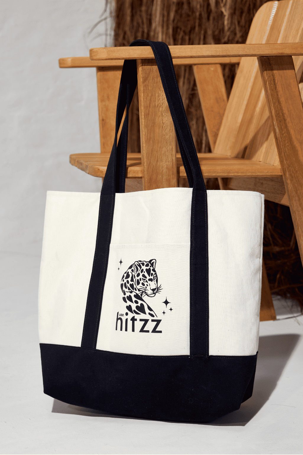 hitzz-bolsa-feminina-ombro-off-white-preto Bolsa feminina de ombro off white com alças pretas em composição lifestyle