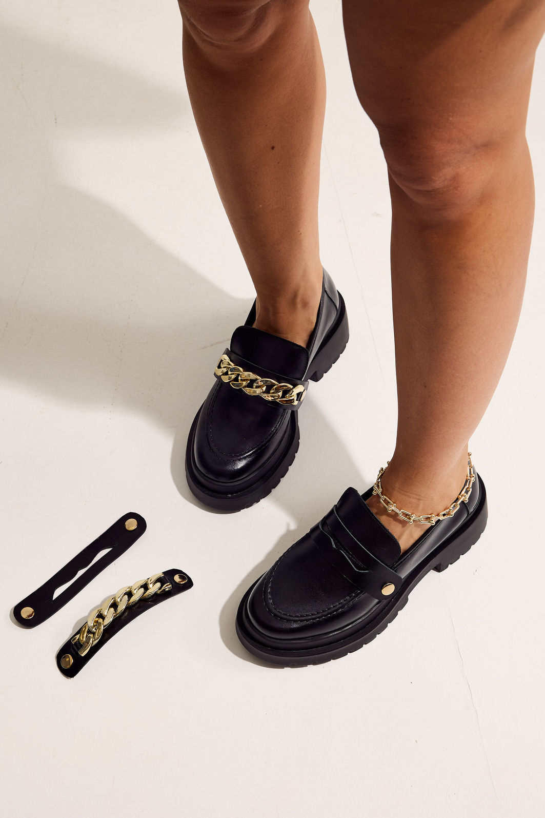 BRIANA - MOCASSIM FEMININO COURO TRATORADO PRETO COM FIVELAS BRIANA - MOCASSIM FEMININO COURO TRATORADO PRETO COM FIVELAS