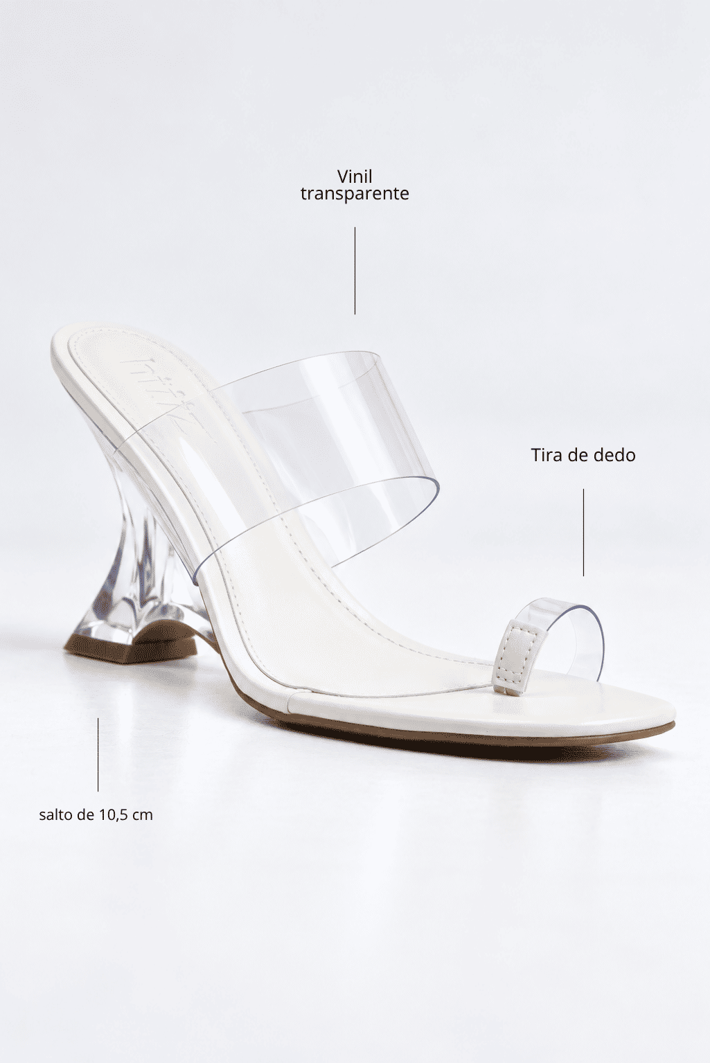 nic-tamanco-feminino-salto-acrilico-off-white Tamanco Feminino Nic Off White no pé detalhe do calce