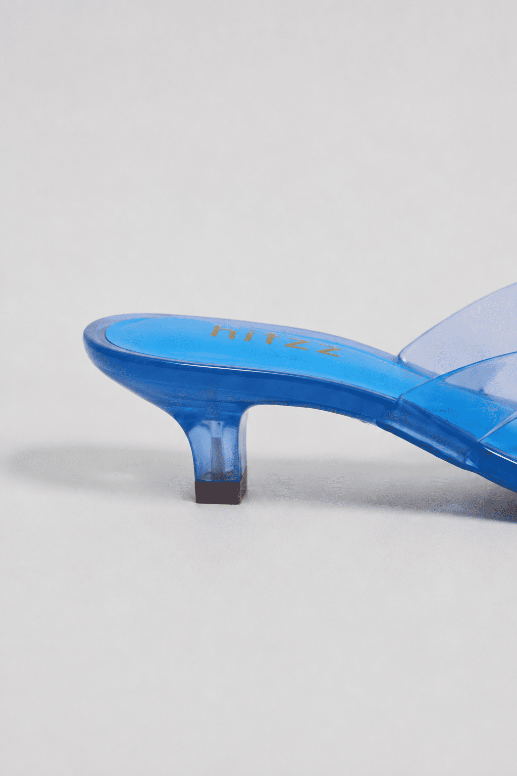 gummy-tamanco-salto-baixo-transparente-azul Detalhe do salto baixo do Tamanco Feminino Flip Flop Gummy azul em PVC translúcido