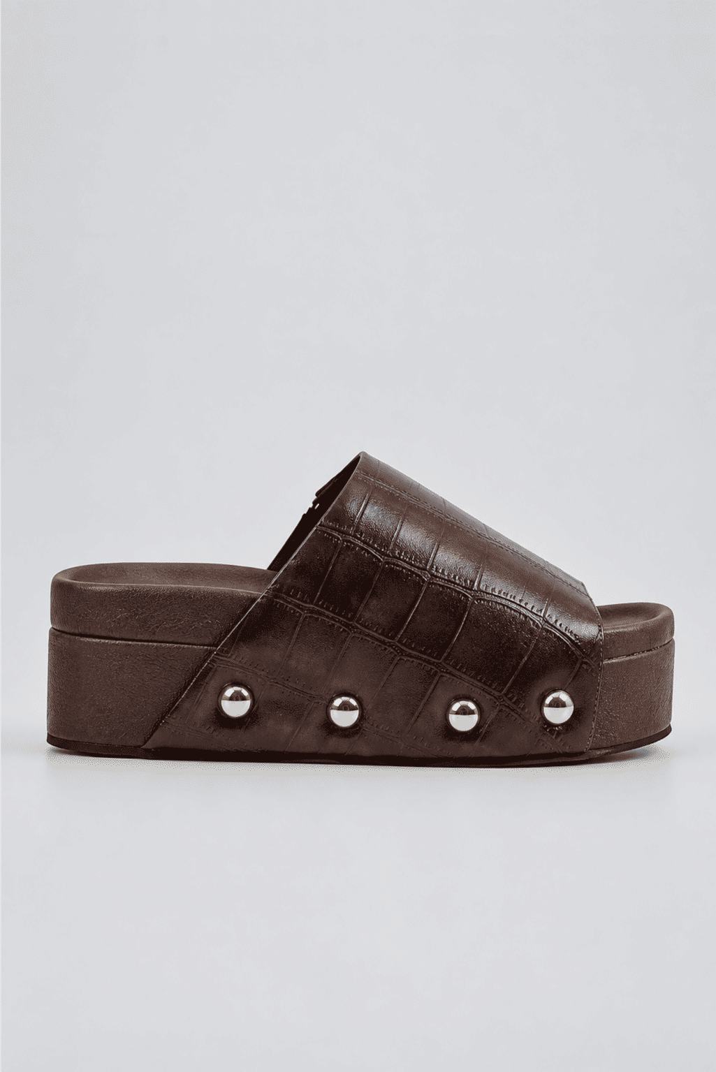 tamanco-feminino-flatform-croco-marrom-lara Tamanco feminino flatform croco marrom Lara com tachas douradas, vista lateral