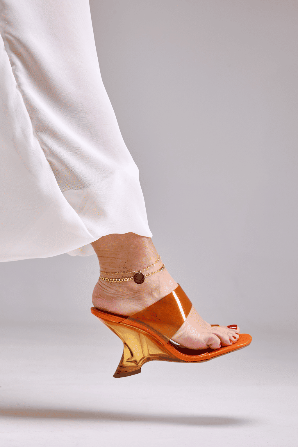 nic-tamanco-feminino-salto-acrilico-laranja Tamanco Feminino Nic Laranja no pé detalhe do calce