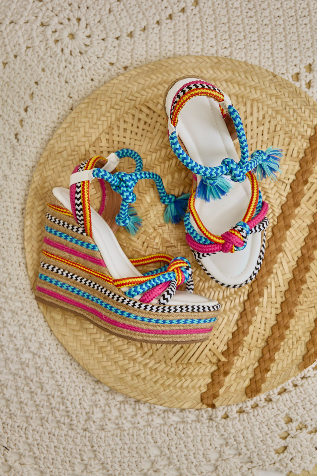califa-sandalia-feminina-amarraçao-multicolorida Close Sandália Califa multicolorida no pé com amarração no tornozelo