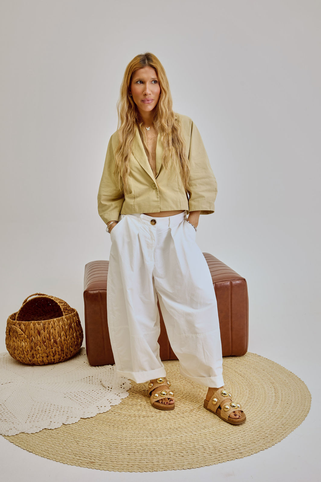 tessa-papete-feminina-palha-esferas-bege Look feminino com Papete Tessa trançada em palha