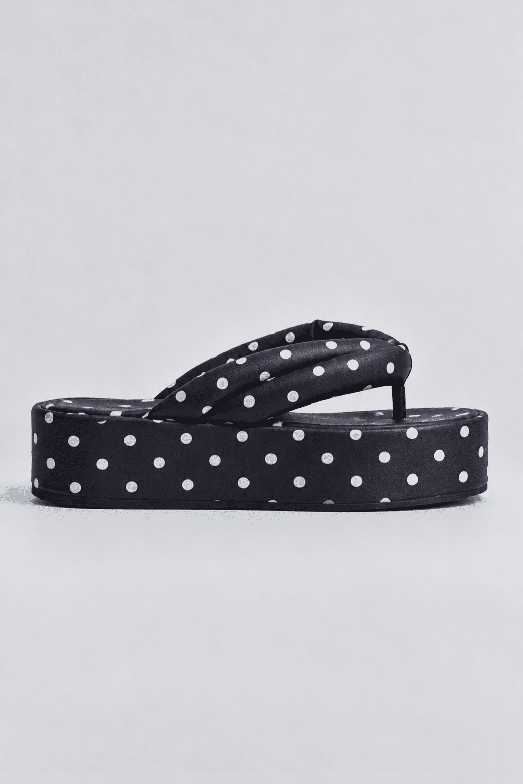 Chinelo Flatform Poá Tiras Puffer Preto e Branco - Sakura visto de lado, estampa poá e tira acolchoada estilo puffer sobre plataforma flatform