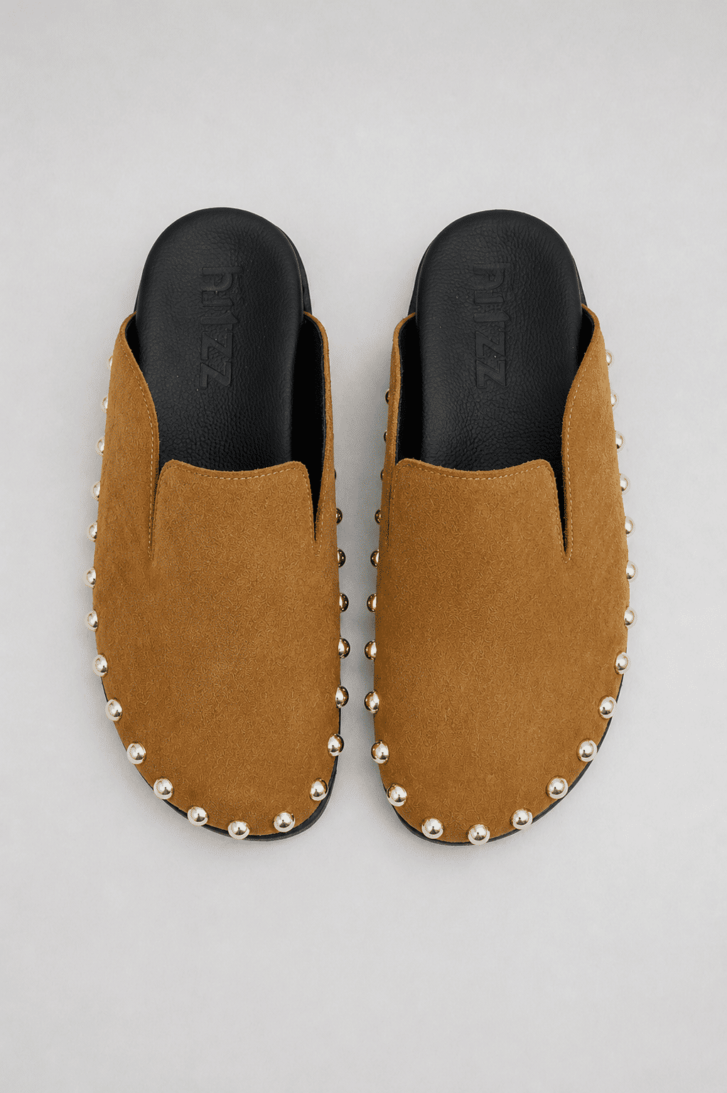 EMMA - CLOG FEMININO TACHAS COURO BEGE EMMA - CLOG FEMININO TACHAS COURO BEGE