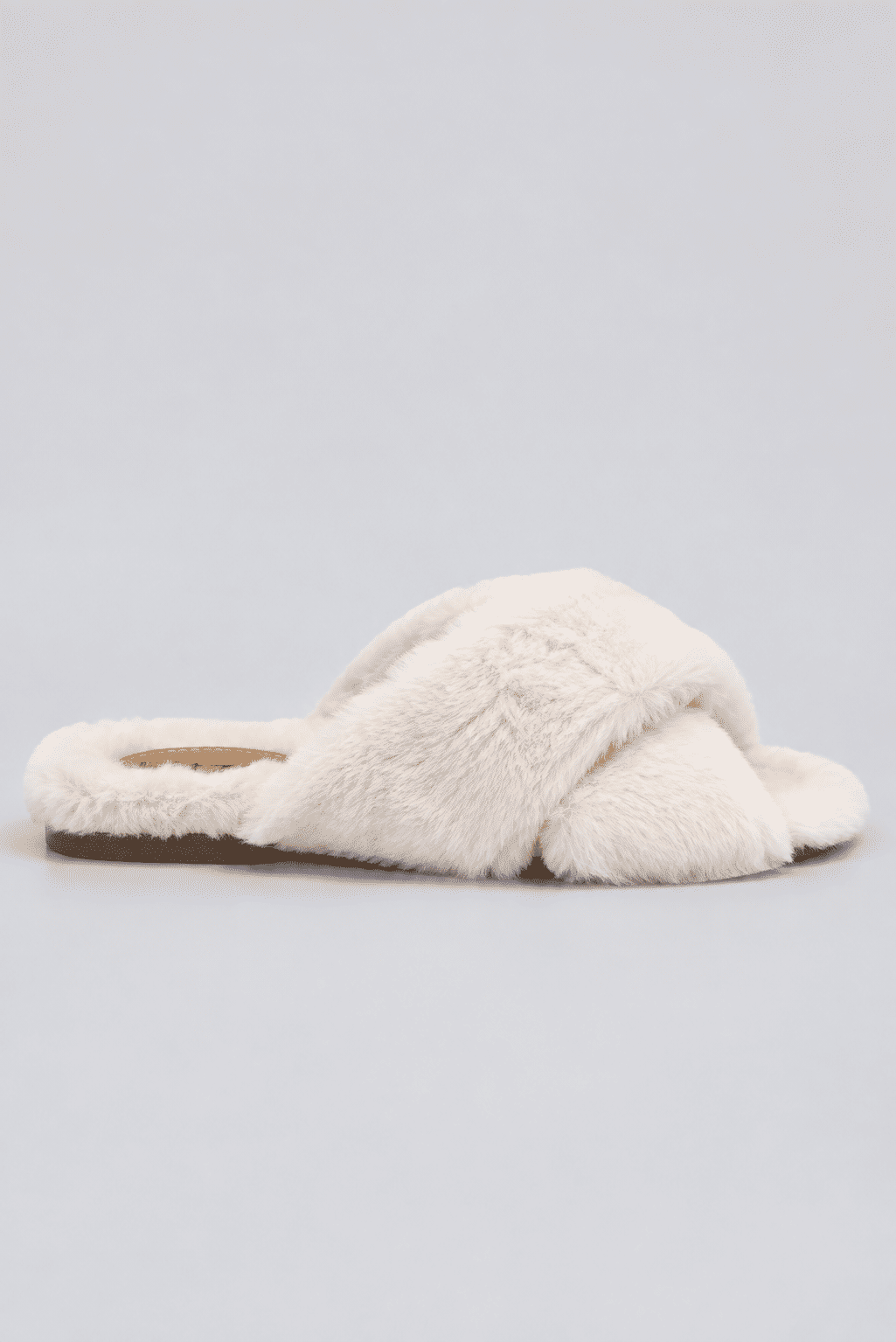 rasteira-feminina-pelos-off-white-ayla Rasteira feminina de pelos off white Ayla com tiras cruzadas, vista lateral