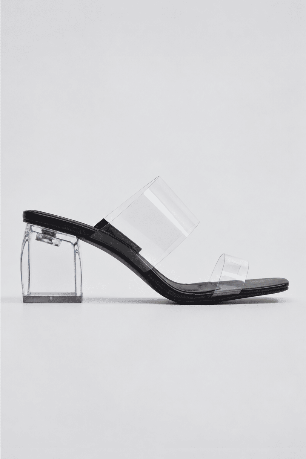 tamanco-feminino-salto-transparente-tiras-de-vinil-preto-kim Kim - Tamanco Feminino Salto Transparente Tiras de Vinil Preto visto de lado, com salto bloco transparente