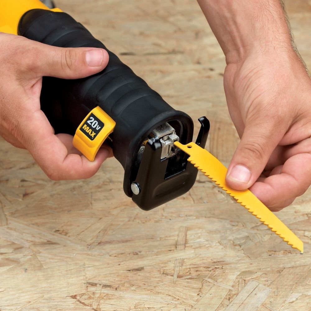 Serra Sabre DeWalt DCS380KIT-BR 20V Com Maleta Serra Sabre DeWalt DCS380KIT-BR 20V Com Maleta