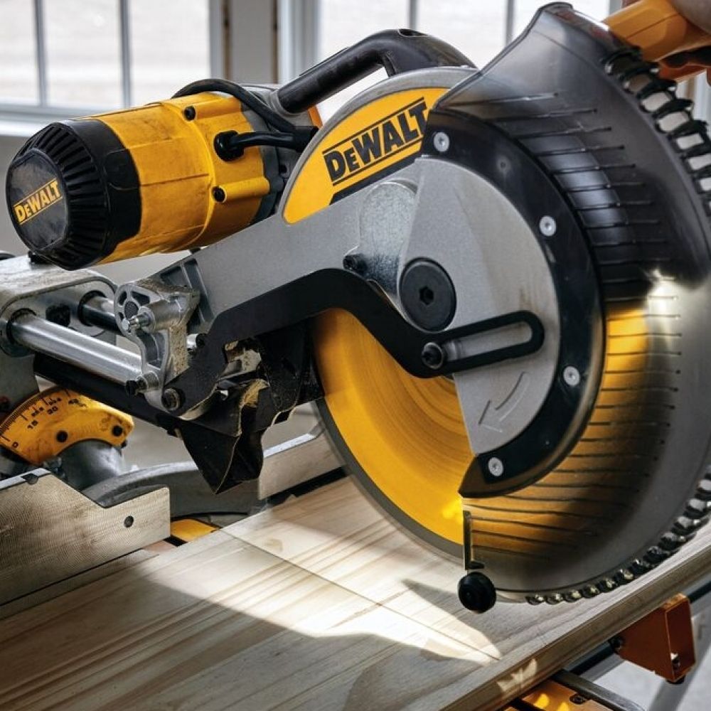Serra Esquadria 12" 1675W 220V Telescópico DWS780-B2 DeWalt Serra Esquadria 12" 1675W 220V Telescópico DWS780-B2 DeWalt