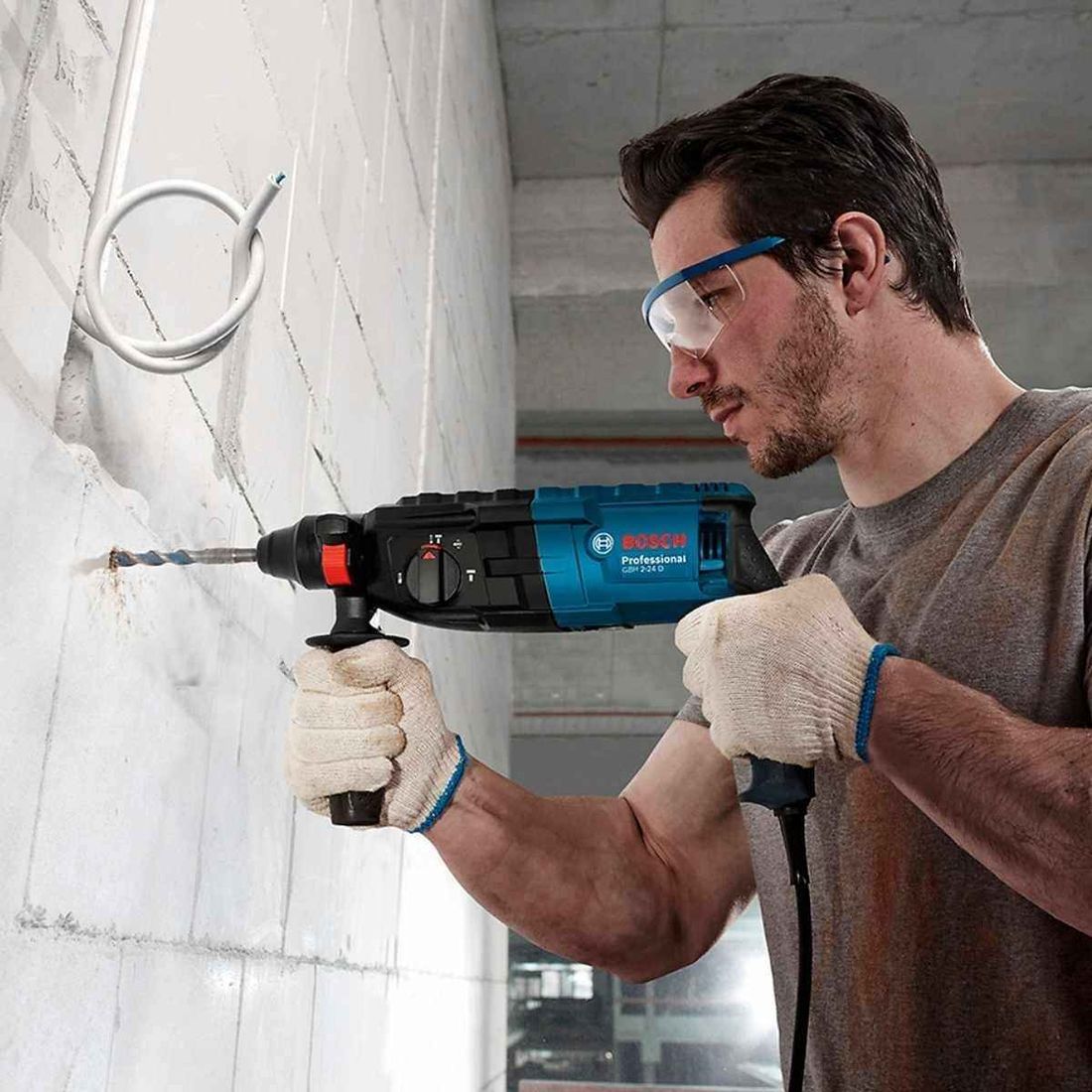 Martelo Perfurador Rompedor Bosch GBH 2-24 D 820W com Maleta Martelo Perfurador Rompedor Bosch GBH 2-24 D 820W com Maleta