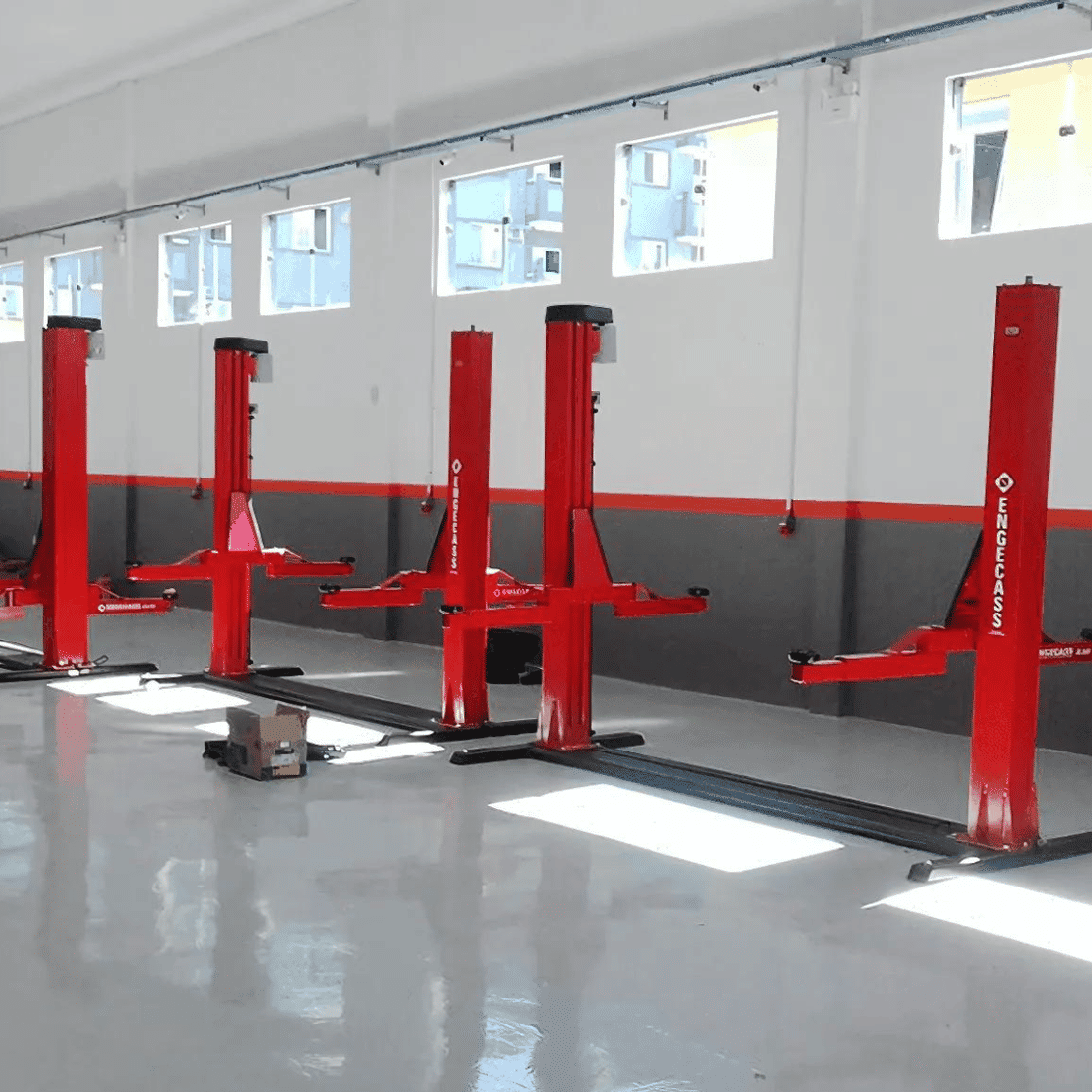 Elevador Vermelho 2600kg 4CV 380V Trifásico ECO-2600 Engecass