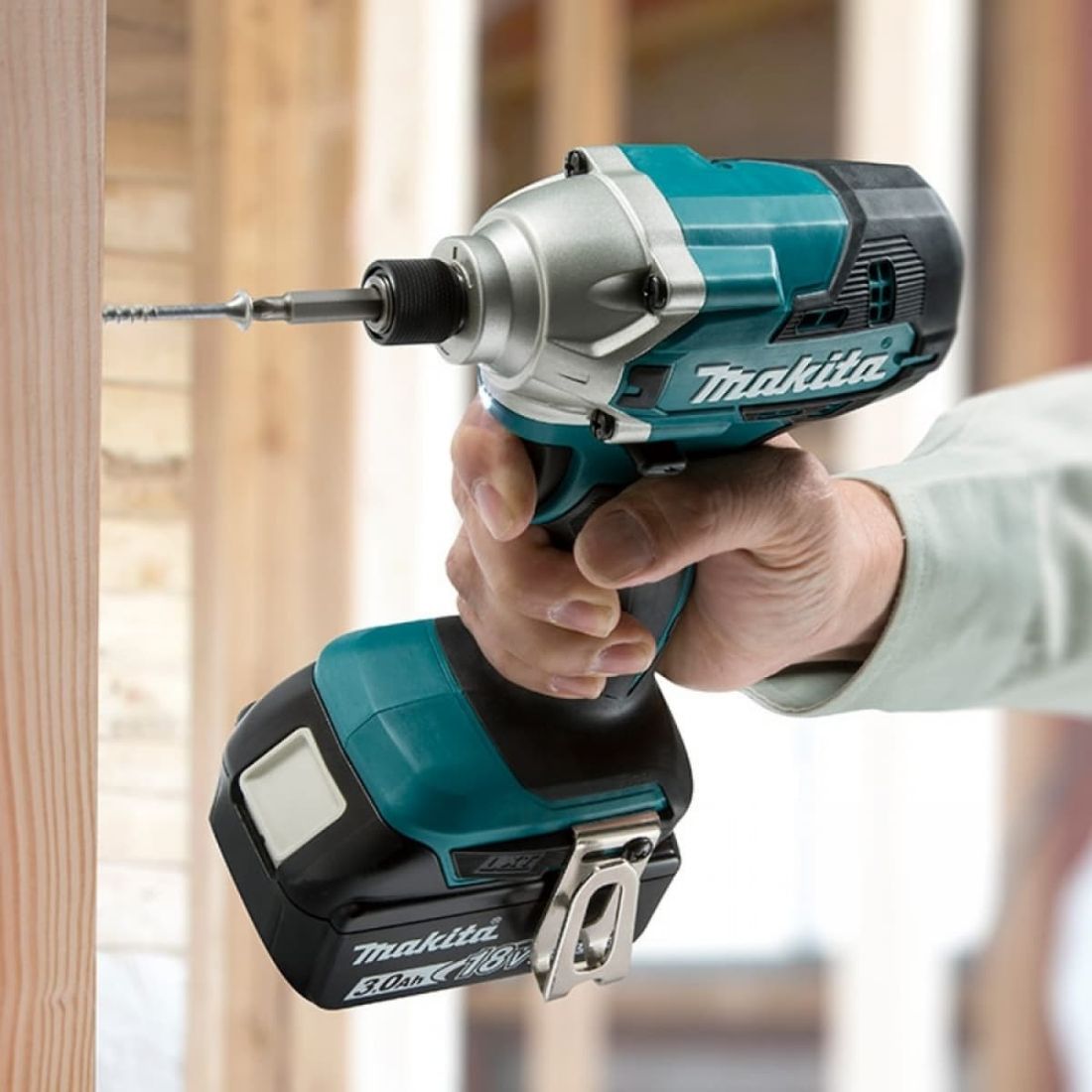 Kit Parafusadeira Impacto Makita 18V + Aspirador de Pó Portátil + 1 Bateria 3Ah e Carregador 127V/220V
