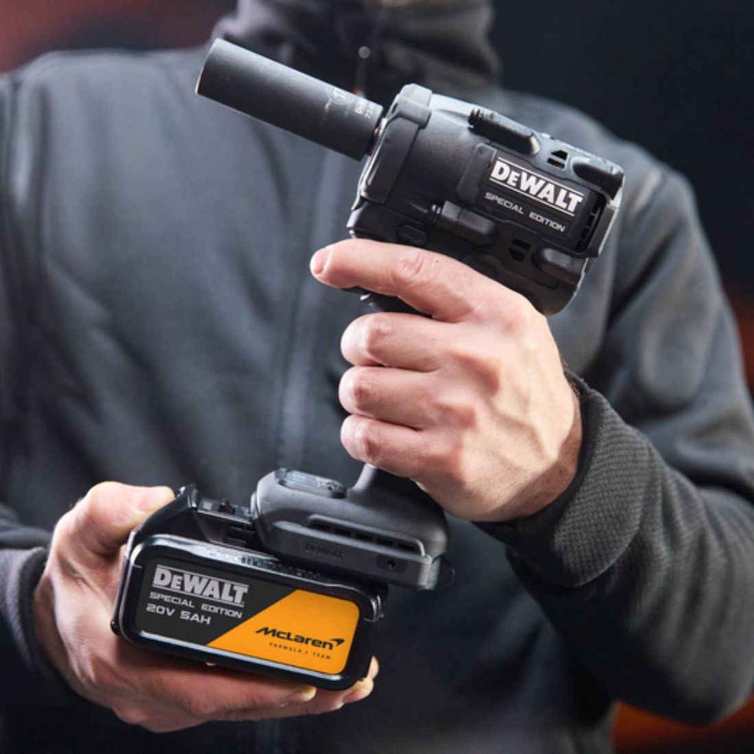 Chave De Impacto Atomic McLaren DeWalt 1/2" 2 Bat Chave De Impacto Atomic McLaren DeWalt 1/2" 2 Bat