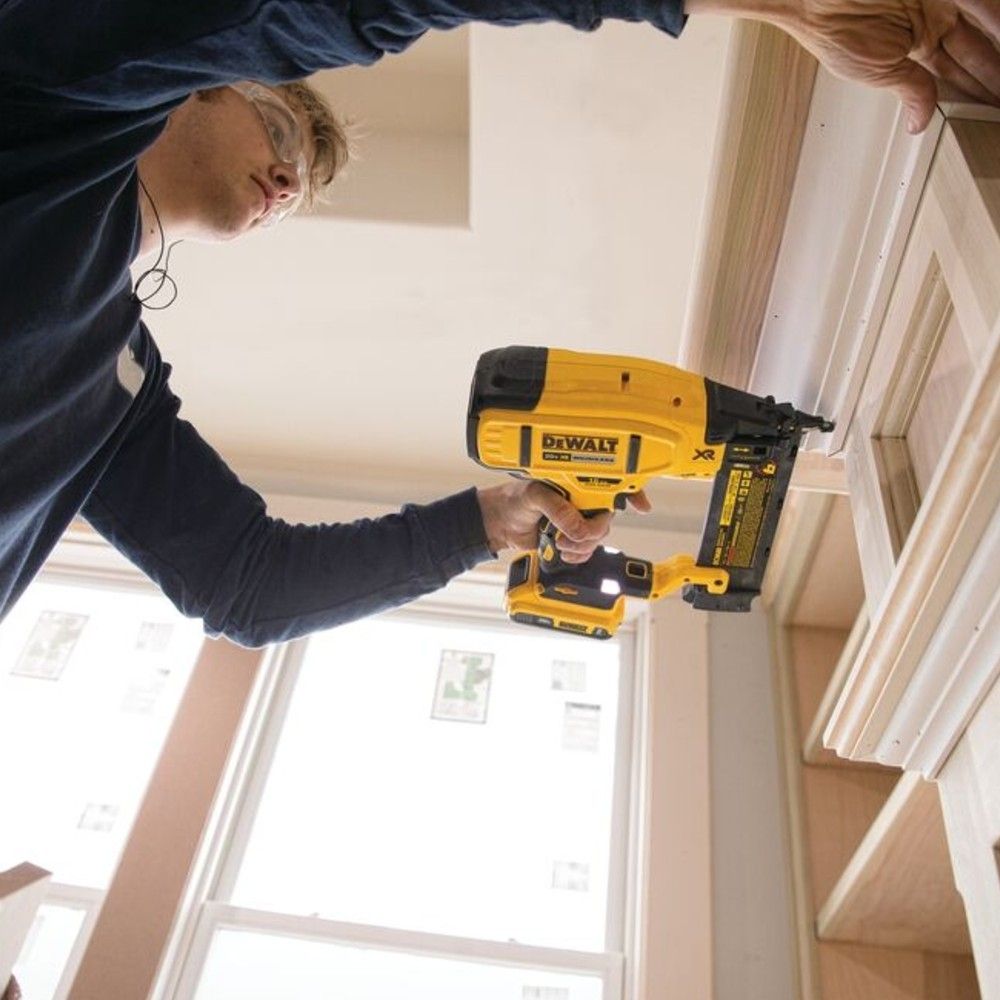 Pinador DeWalt DCN680B F 15 a 64mm 20V Sem Bateria e Carregador