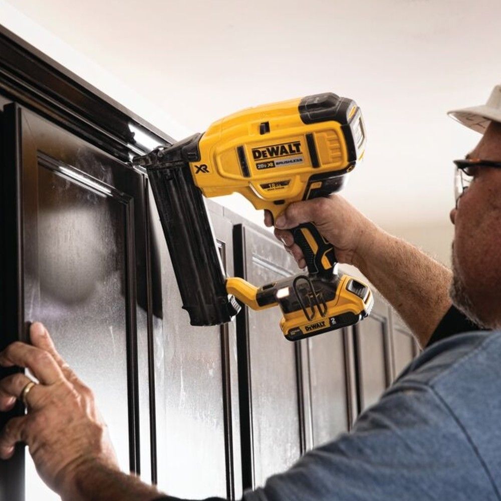 Pinador DeWalt DCN680B F 15 a 64mm 20V Sem Bateria e Carregador