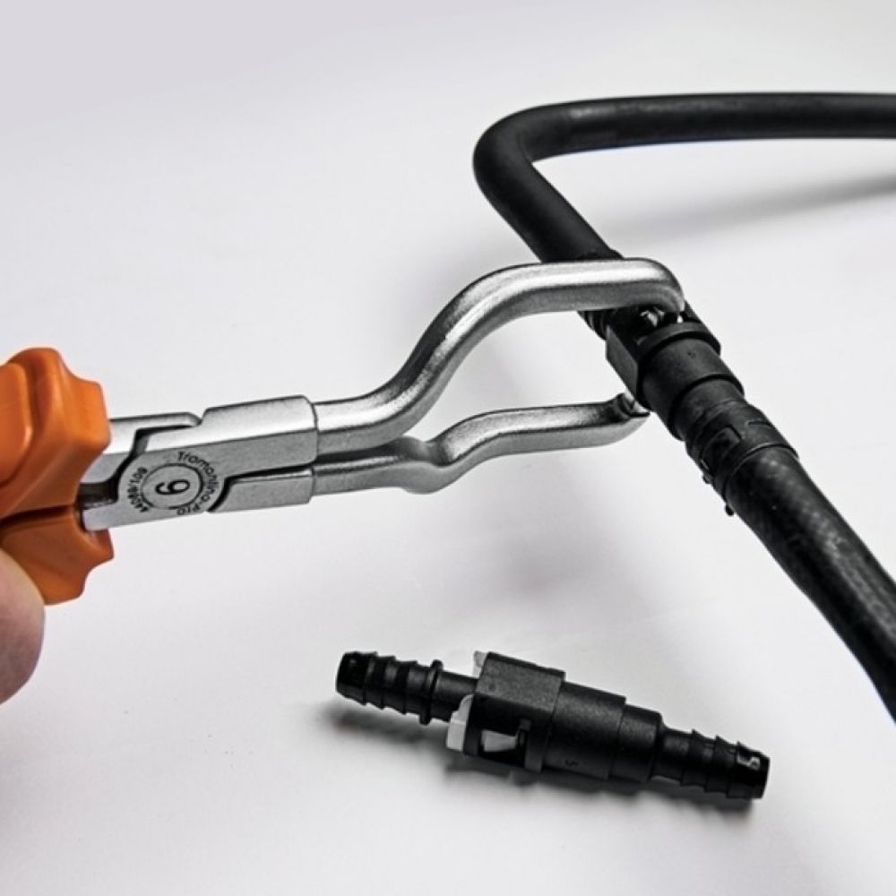 Alicate para Conector do Filtro de Combustível 9" Tramontina PRO 44089/109 Alicate para Conector do Filtro de Combustível 9" Tramontina PRO 44089/109