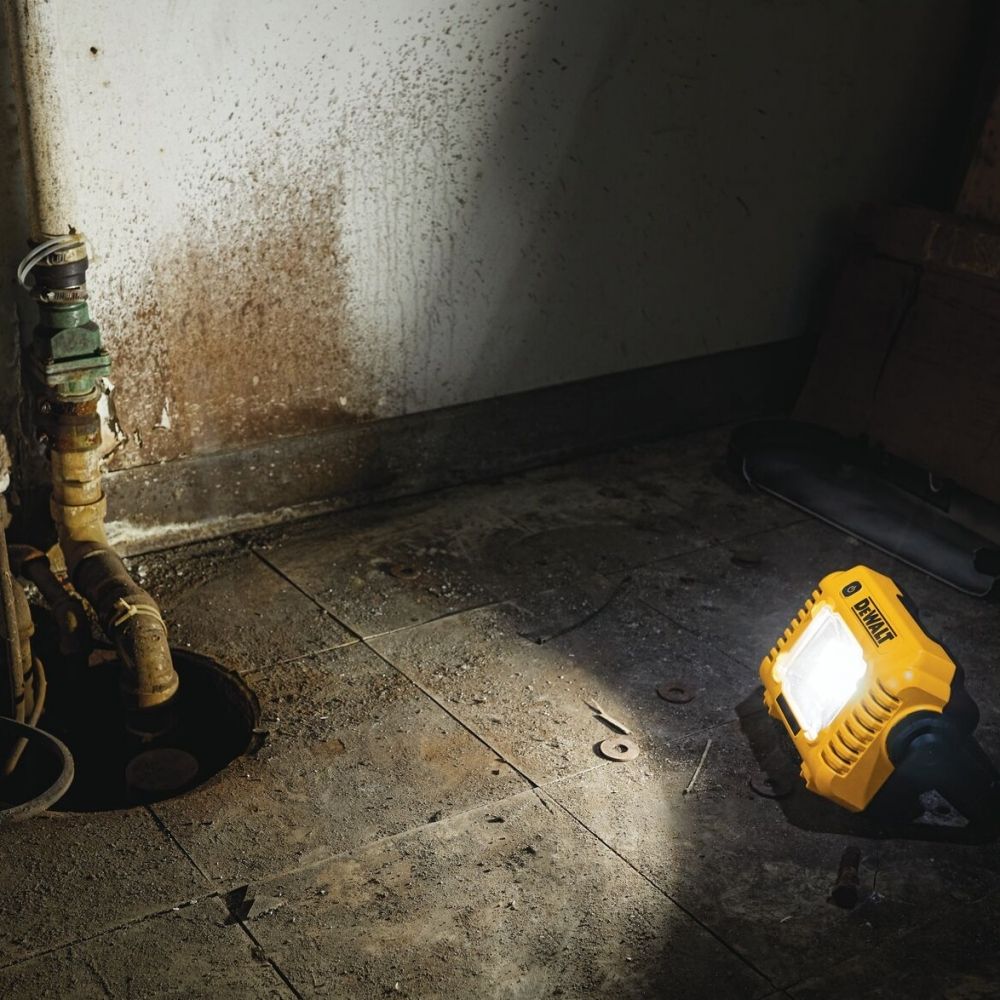 Refletor LED Profissional DeWalt 12v/20v Sem Bateria DCL077B