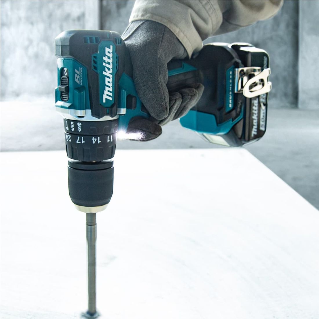 Kit Parafusadeira Furadeira de Impacto DHP487Z Makita 18V + Aspirador de Pó Portátil + Bateria 3Ah e Carregador 127V/220V