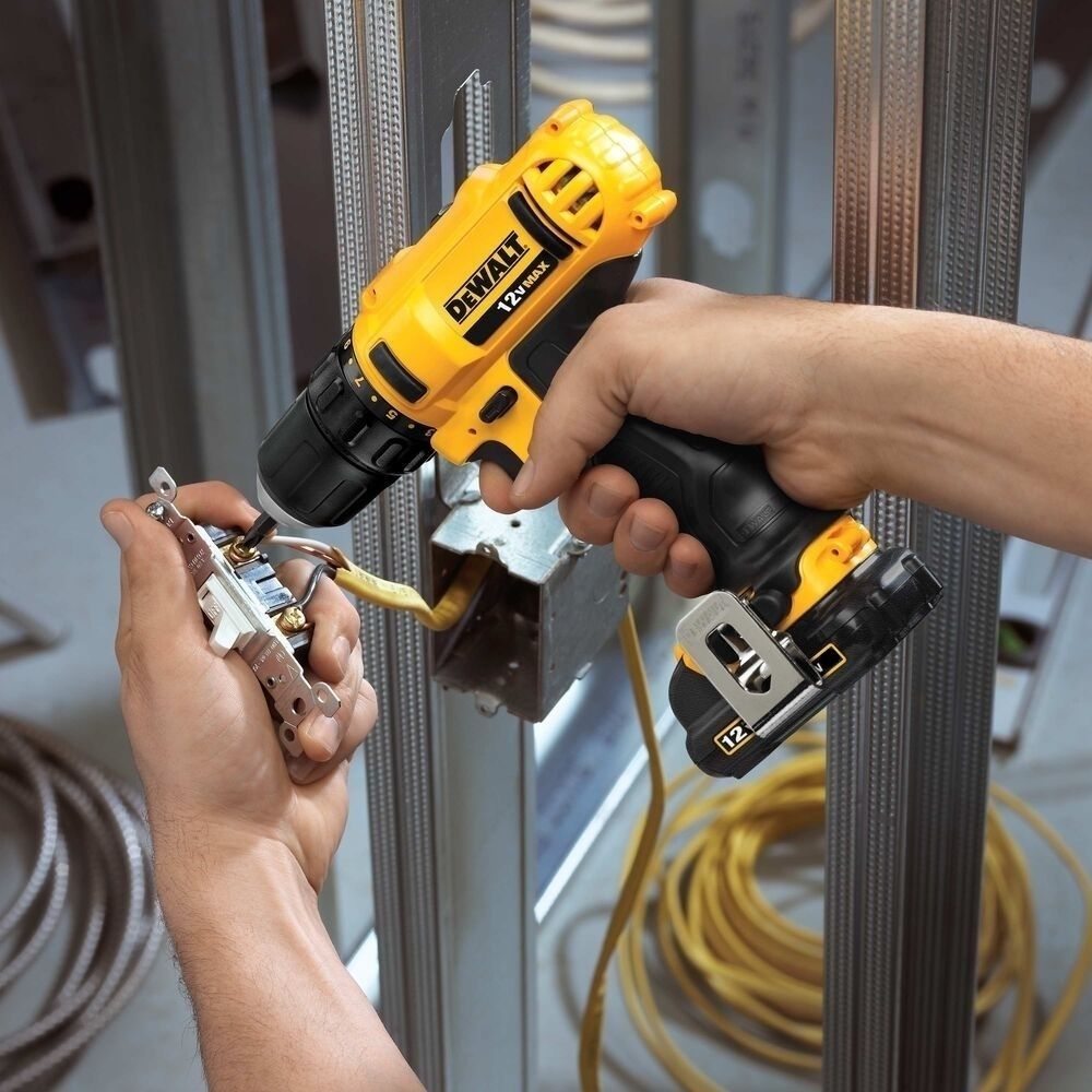 Parafusadeira e Furadeira 3/8" 2 Baterias 12V 2,0Ah DCD710D2-BR DeWalt Parafusadeira e Furadeira 3/8" 2 Baterias 12V 2,0Ah DCD710D2-BR DeWalt