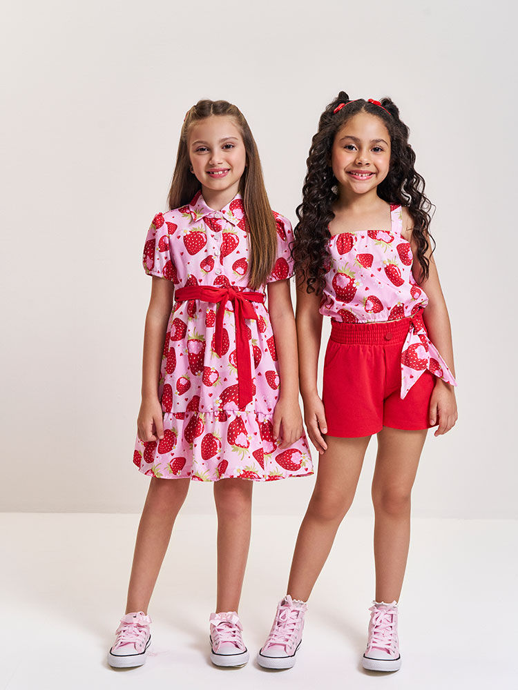 Vestido Infantil em Tricoline com Elastano Estampa de Morangos – Vestido Menina Verão com Laço ROSA IOGURTE