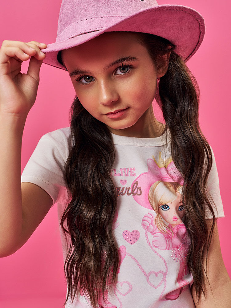 Conjunto Infantil com Blusa Boxy de Princesa Boiadeira e Shorts em Moletinho – Look Menina Verão NATURAL/RS CONFETE