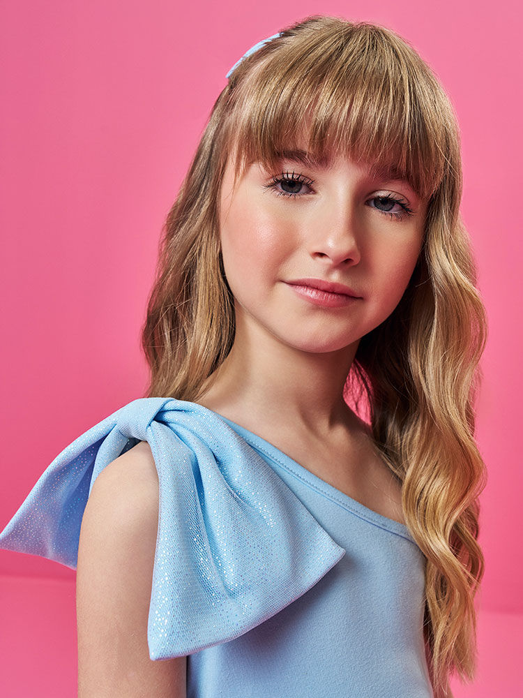 Conjunto Infantil com Blusa de Um Ombro Só e Saia Shorts em Cetim Glow – Look Menina Verão com Stras AZUL PORCELANA