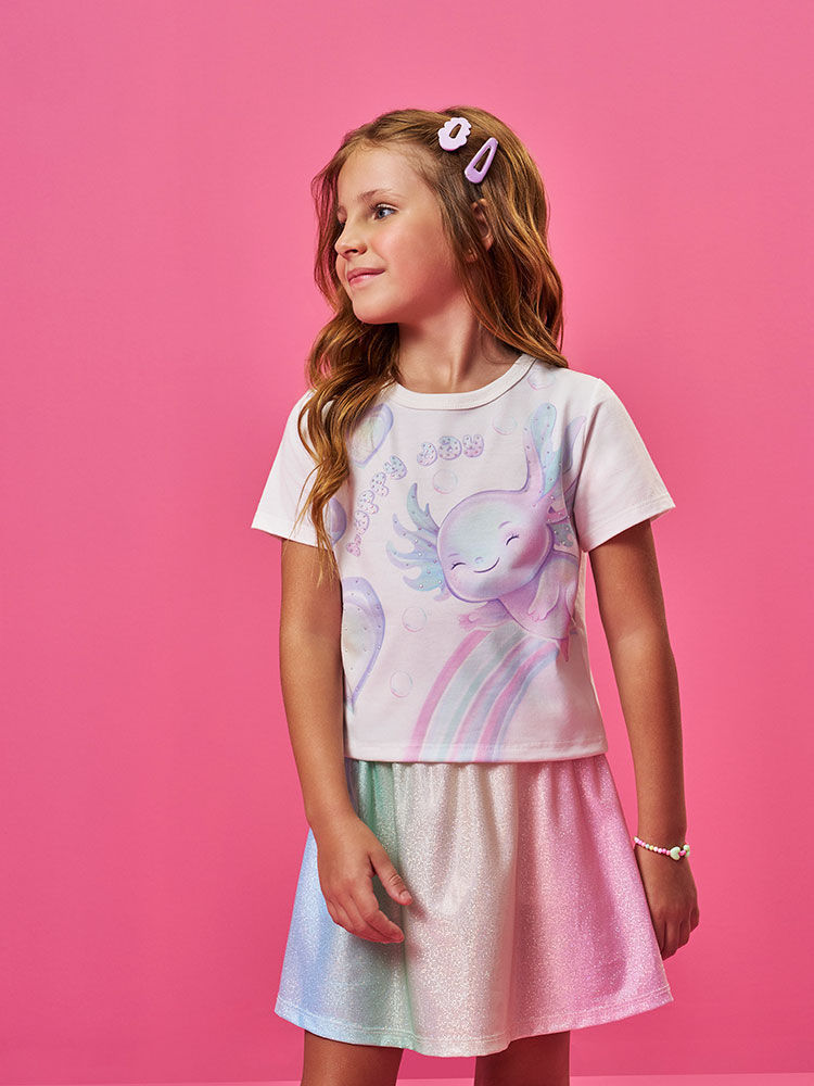 Conjunto Infantil com Blusa Boxy Estampa Sara Salamandra e Saia Shorts em Malha Foil – Look Menina V NATURAL/RS IOGURTE