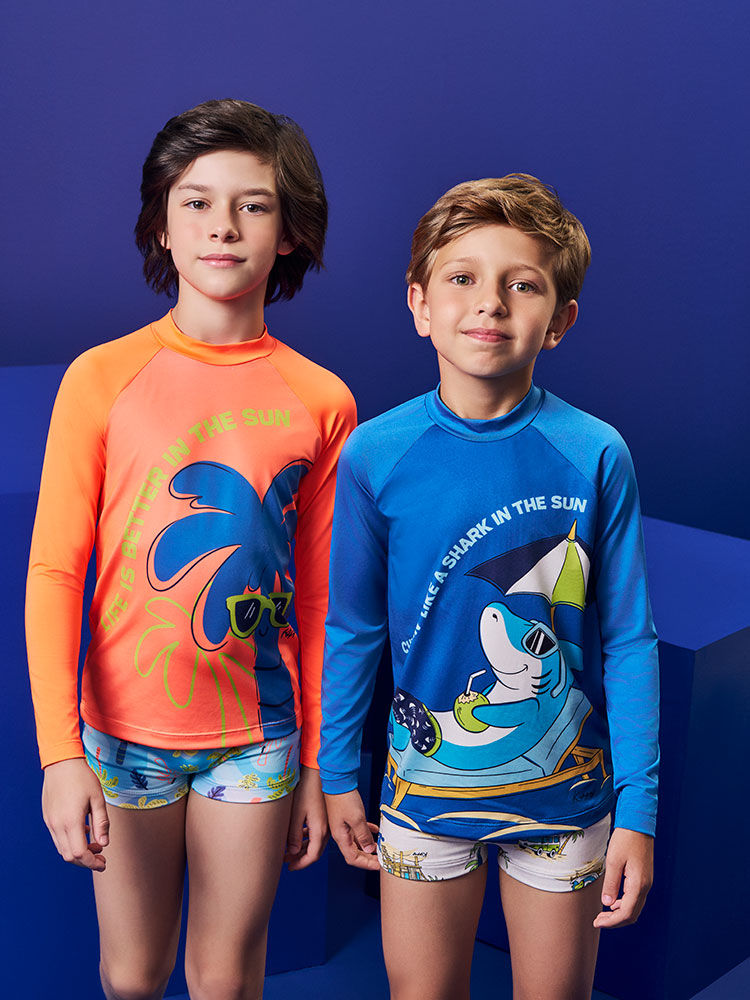 Conjunto Menino em Malha UV Camiseta e Sunga Palmas Laranja Neon