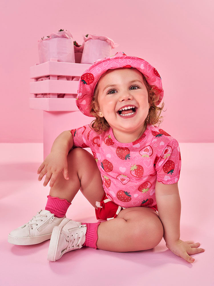 Trio Bebê de Regata, Blusa Morangos e Shorts Clochard