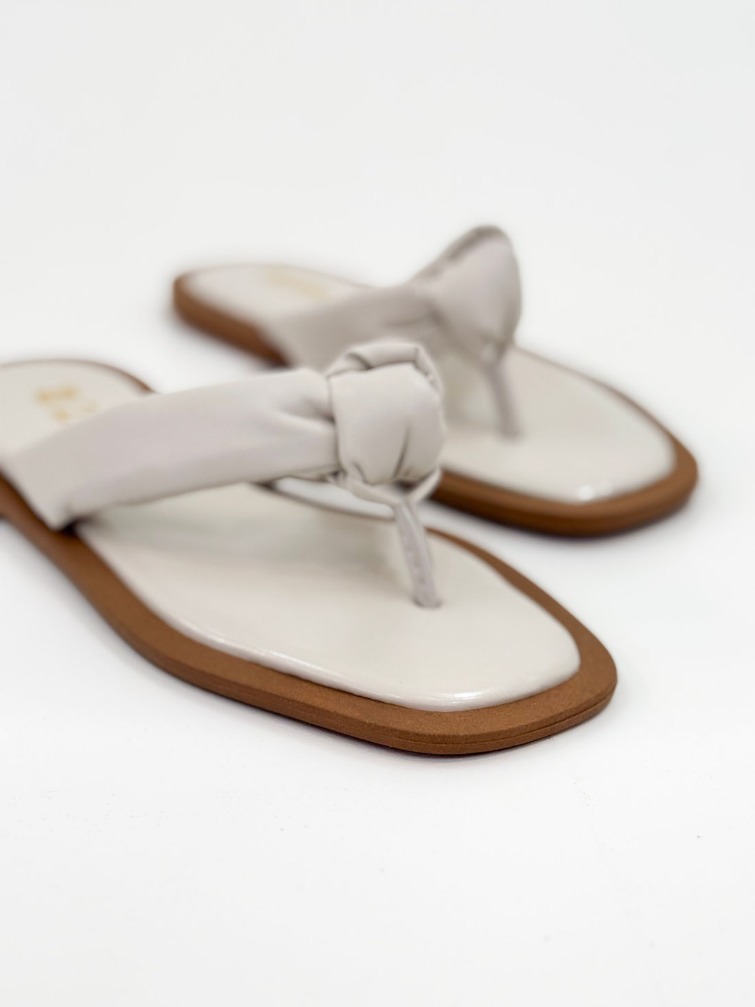 Lourdes — Chinelo Rasteira Off White com Tira Trançada Lourdes — Chinelo Rasteira Off White com Tira Trançada
