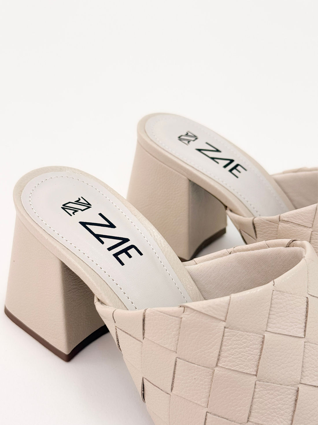 Rô - Tamanco com Tira Trançada Quadriculado Off White Rô - Tamanco com Tira Trançada Quadriculado Off White