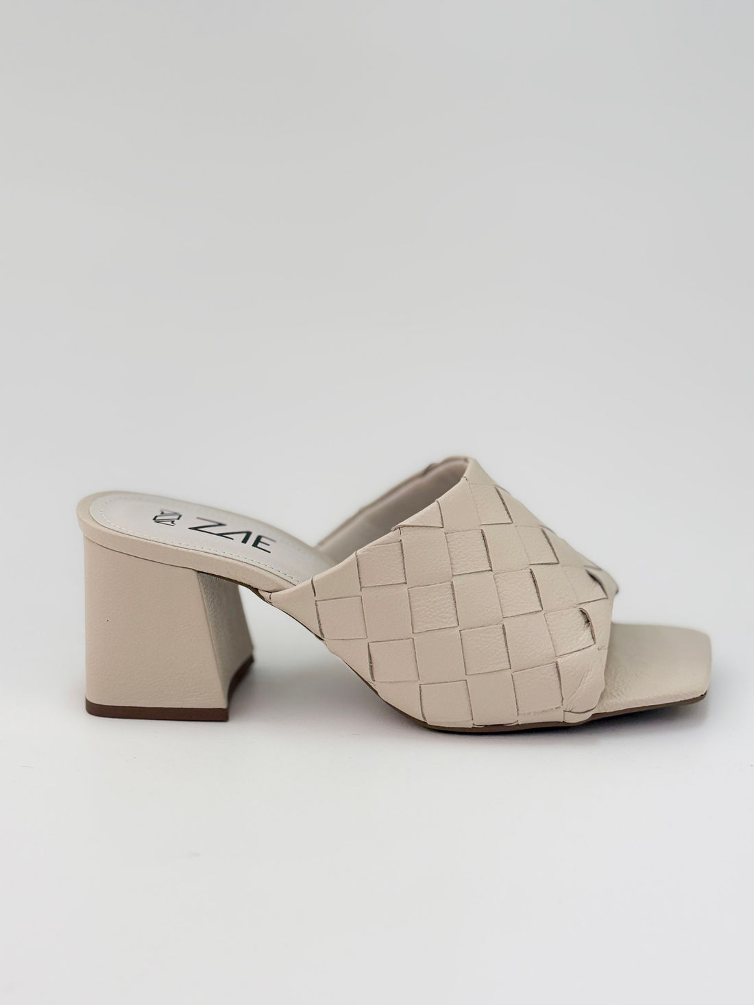 Rô - Tamanco com Tira Trançada Quadriculado Off White Rô - Tamanco com Tira Trançada Quadriculado Off White