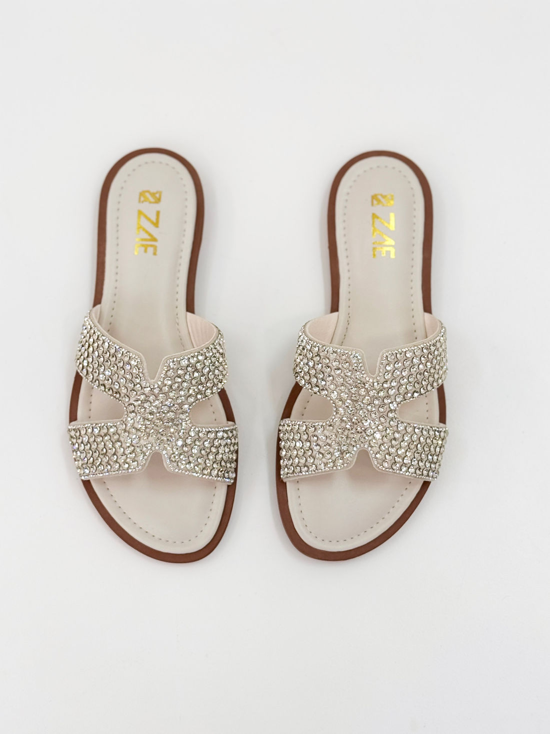 Clarice — Chinelo Rasteira Off White com Tiras Prateadas Clarice — Chinelo Rasteira Off White com Tiras Prateadas